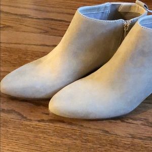 Size 8 nude /cream short suede booties -old navy